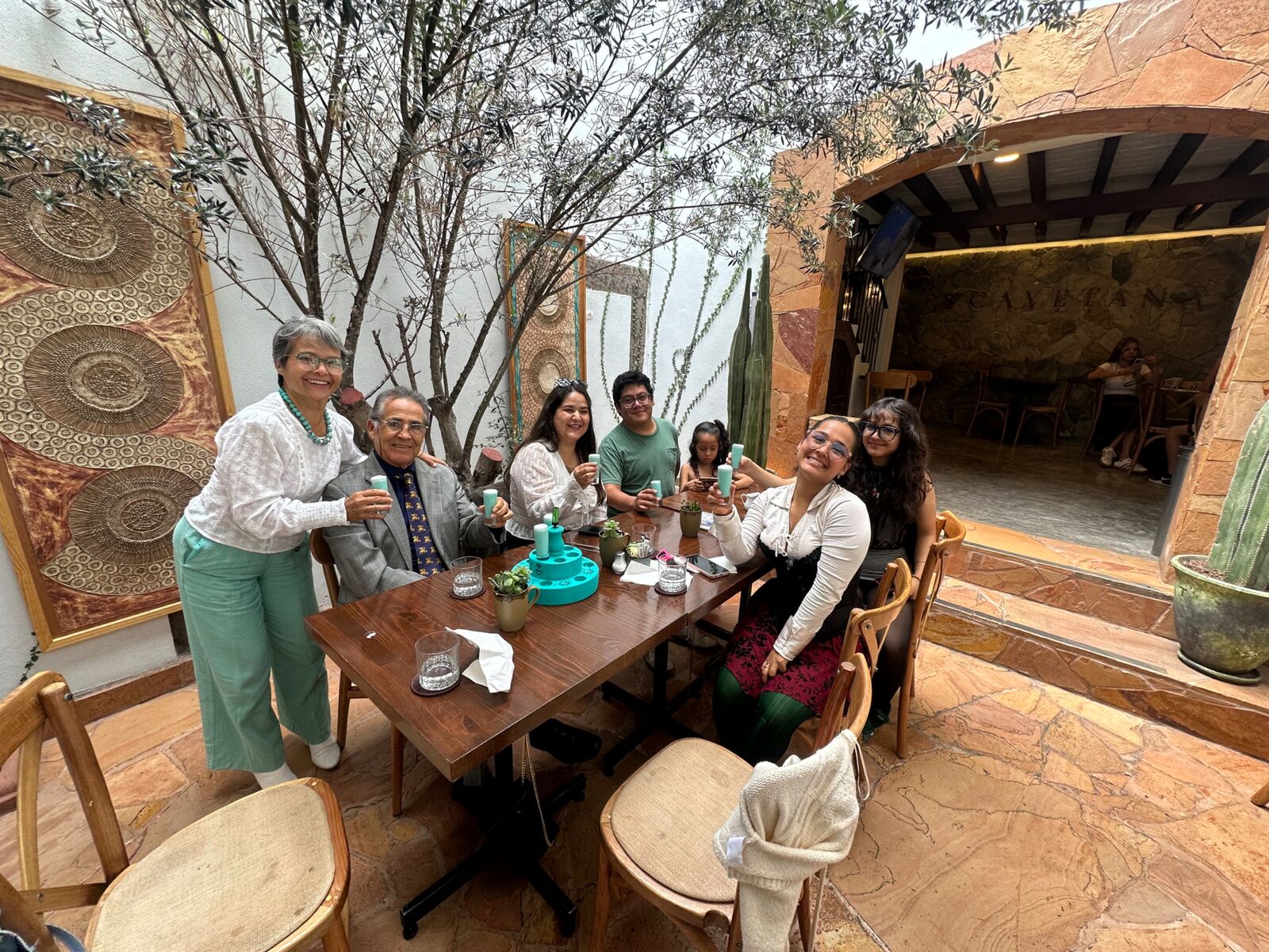 Familia brindando en el patio de Cayetana