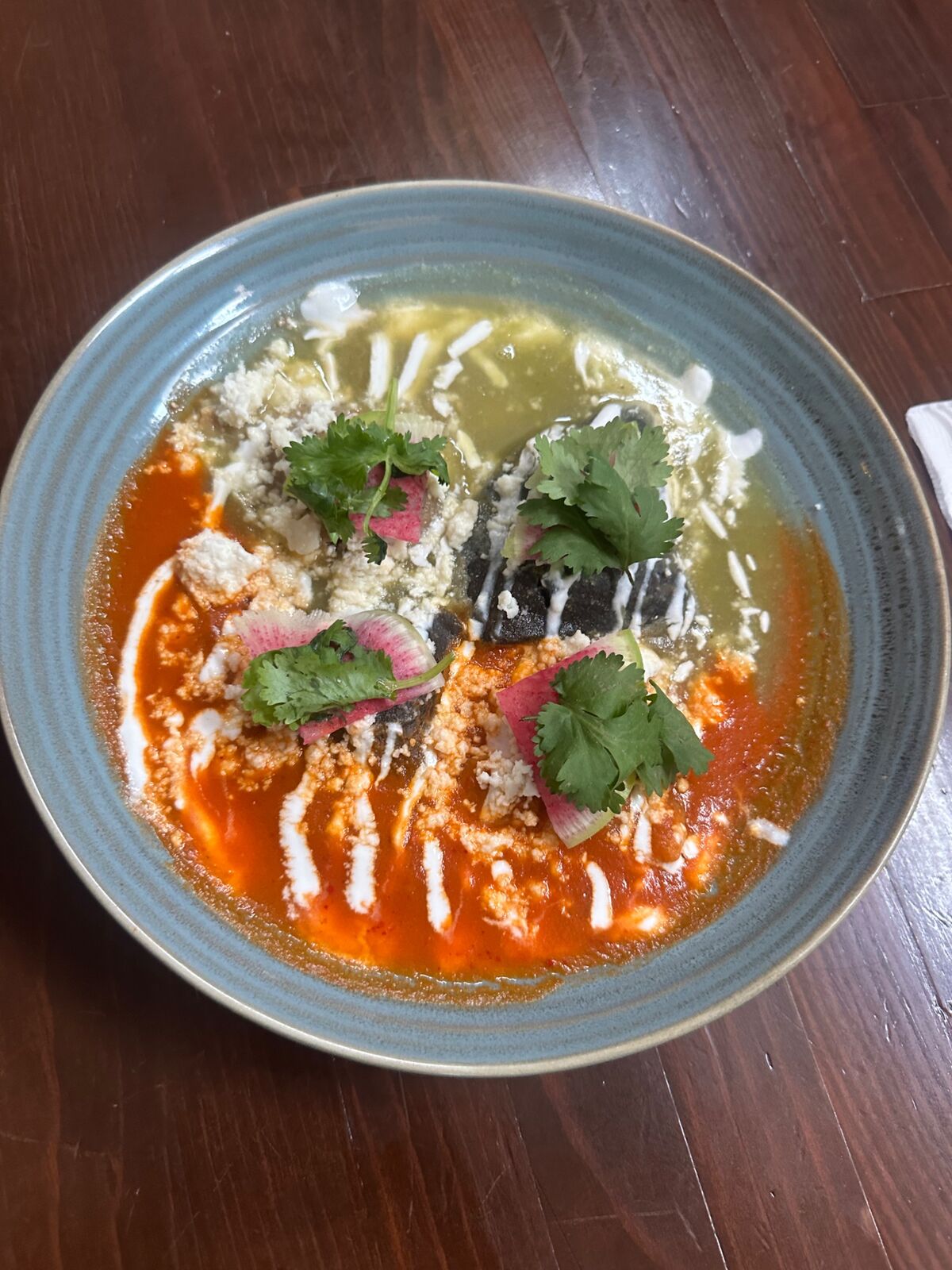 Chilaquiles rellenos divorciados con salsa verde y roja